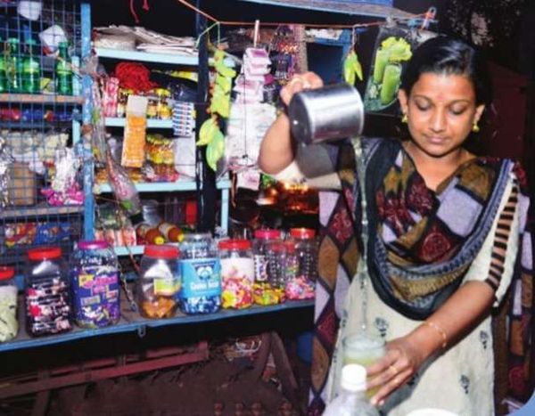 ജീവിക്കാനും പഠിക്കാനും വേണ്ടി തട്ടുകട നടത്തുന്ന സിനിമാനടി; കാണാതെ പോകരുത് ഈ മിടുക്കിയുടെ ജീവിതം