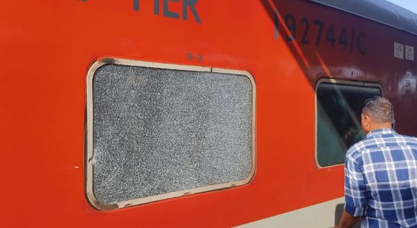 രാജധാനി എക്‌സ്പ്രസിനും വന്ദേഭാരതിനും നേരെ കല്ലേറ്; മണിക്കൂറുകളുടെ വ്യത്യാസത്തില്‍ രണ്ട് ട്രെയിനുകള്‍ക്ക് നേര്‍ക്ക് ആക്രമണം