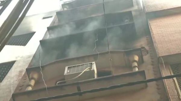 ഡൽഹിയിൽ 43 പേർ വെന്തുമരിച്ച കെട്ടിടത്തിൽ വീണ്ടും തീപിടുത്തം