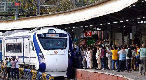 വന്ദേഭാരത് 2 മിനിറ്റ് വൈകി; റെയില്‍വേ ചീഫ് കണ്‍ട്രോളര്‍ക്ക് സസ്‌പെന്‍ഷന്‍