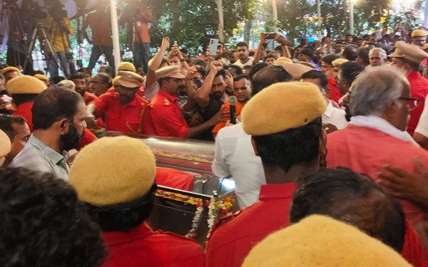 ഹൃദയംതൊട്ട് അന്ത്യാഭിവാദ്യം; ആലപ്പുഴയിലെ ബീച്ച് ഗ്രൗണ്ടില്‍ പൊതുദര്‍ശനം