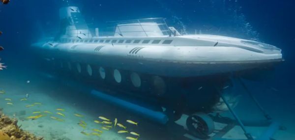 പവിഴപ്പുറ്റുകൾ കാണാനായി 45 സഞ്ചാരികളുമായി മുങ്ങാങ്കുഴിയിട്ടു; അന്തർവാഹിനി തകർന്ന് ആറ് മരണം