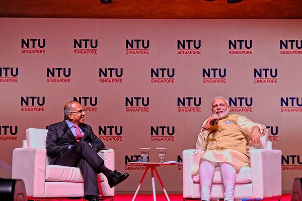 നരേന്ദ്രമോദി സിംഗപ്പൂരിലെ നാന്യാഗ് ടെക്നോളജിക്കല്‍ യൂണിവേഴ്സിറ്റി സന്ദര്‍ശിച്ചു