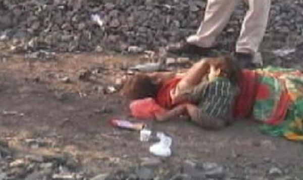 മരണം കൊണ്ട്പോയപ്പോഴും തന്റെ കുഞ്ഞിന്റെ വിശപ്പ്‌ മാറ്റിയ അമ്മ; ഈ ചങ്കുപൊട്ടുന്ന കാഴ്ച കണ്ടുനില്‍ക്കാനാവുമോ?