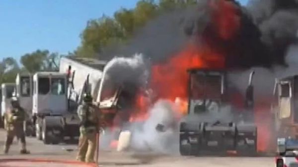 ഹൈവേയിൽ വിമാനം തകർന്നുവീണു; ട്രക്കിലിടിച്ച് തീപിടിത്തം, യാത്രക്കാർക്ക് ദാരുണാന്ത്യം