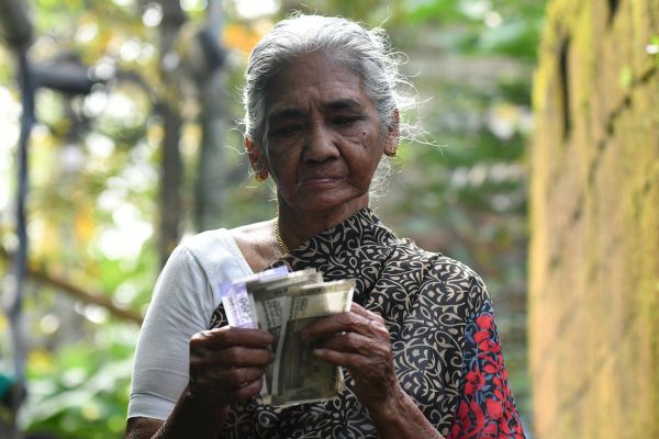 ഇത് ക്രിസ്മസ്, പുതുവത്സര സമ്മാനം: 2000 രൂപ ക്ഷേമ പെൻഷൻ ഈ മാസം 15 മുതൽ കയ്യിലെത്തും