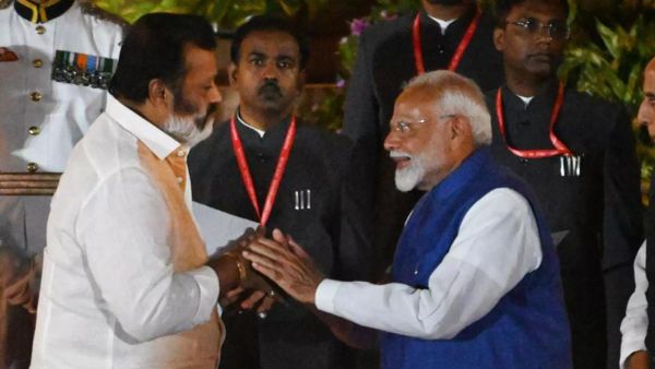 ആറന്മുള കണ്ണാടി നൽകി പ്രധാനമന്ത്രിയെ സ്വീകരിച്ച് സുരേഷ് ഗോപി; 10,800 കോടിയുടെ വികസന പദ്ധതികളുടെ ഉദ്ഘാടനം പ്രധാനമന്ത്രി നിർവഹിച്ചു