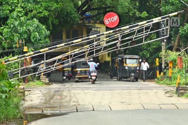 റെയിൽവേ ഗേറ്റ് അടയ്ക്കുമ്പോൾ വാഹനം ഓടിച്ചുകയറ്റുന്നവർക്ക് പണി വരുന്നു; ലൈസൻസ് സസ്പെൻഡ് ചെയ്യും