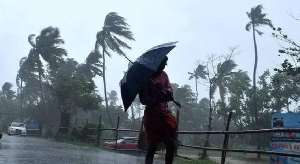 ഒറ്റപ്പെട്ട ഇടങ്ങളിൽ അതിശക്തമായ മഴയ്ക്ക് സാധ്യത, മഴ മുന്നറിയിപ്പ് പുതുക്കി; 4 ജില്ലകളിൽ ഓറഞ്ച് അലേർട്ട്