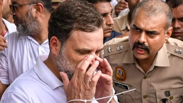 വഴങ്ങാതെ കേന്ദ്രം; പ്രതിപക്ഷ പ്രതിഷേധത്തിനെതിരെ പൊലീസ് നടപടി; രാഹുൽ ​ഗാന്ധിയെ അറസ്റ്റ് ചെയ്തു