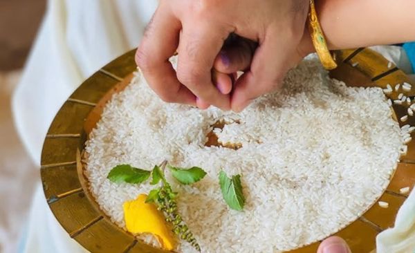 അരിമണിയിലെ ആദ്യക്ഷരം; മാഞ്ഞുപോയ മൺവാസനയുടെ വിജയദശമി