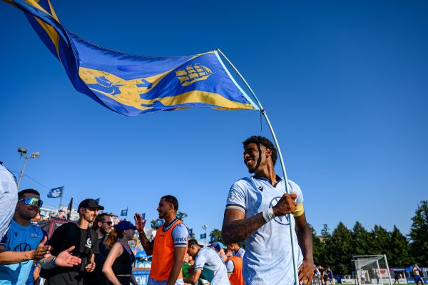 Wanderers sign captain Andre Rampersad to new deal