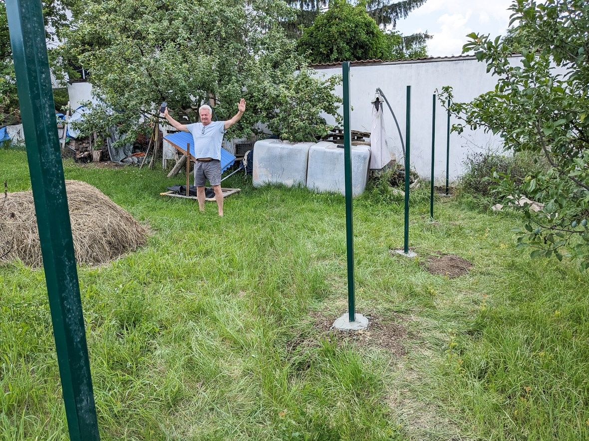 Így zaklatja a volt parlamenti képviselő a szomszédját