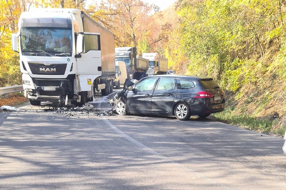 Kamion és személygépjármű ütközött Farkaslakánál
