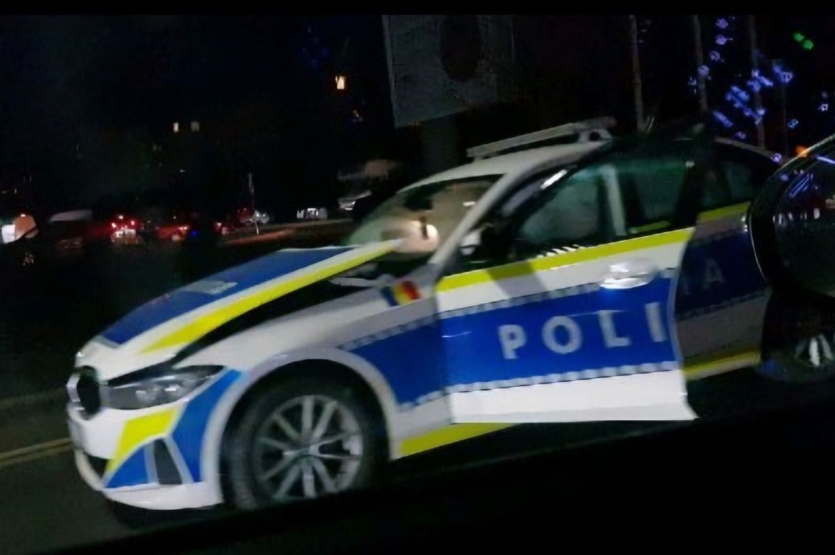 Egy rendőrautóval ütközött össze a körforgalomban