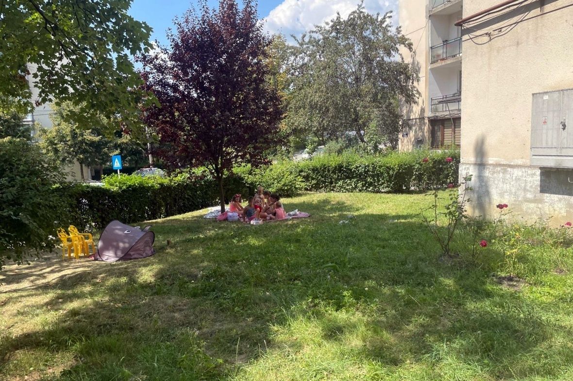 Gyertek le a blokk elé!