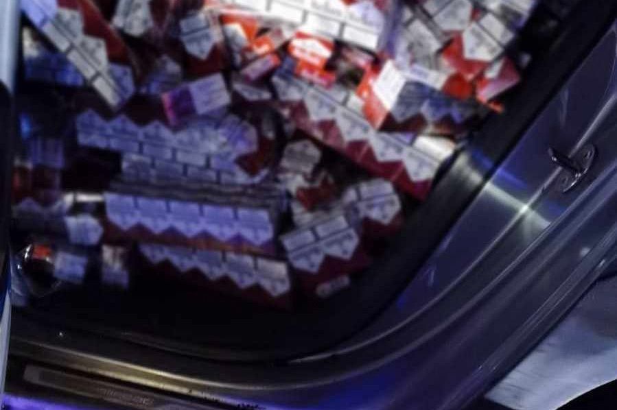 Több mint 250 ezer védjegy nélküli cigarettát szállított, elkapták