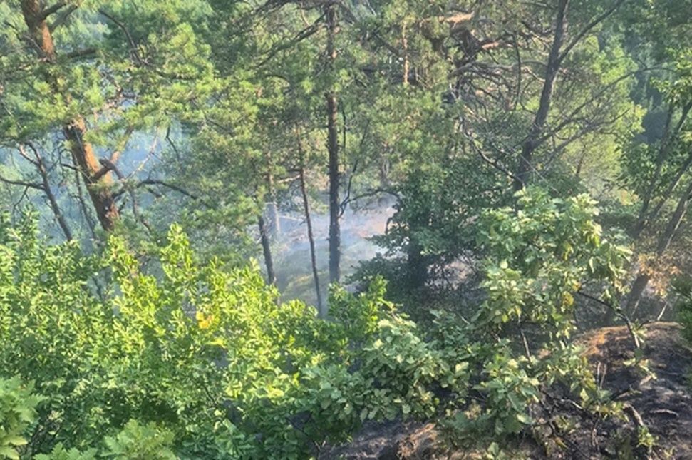Helikopterekkel oltják a romániai erdőtüzeket
