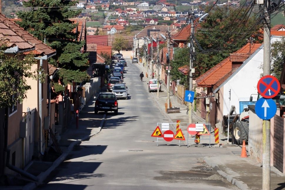 Kérik, hogy parkolj máshol, mert aszfaltoznának