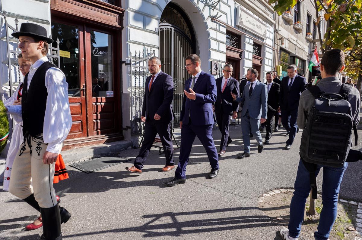 Így koszorúz egy miniszterrel az új polgármester (videó)