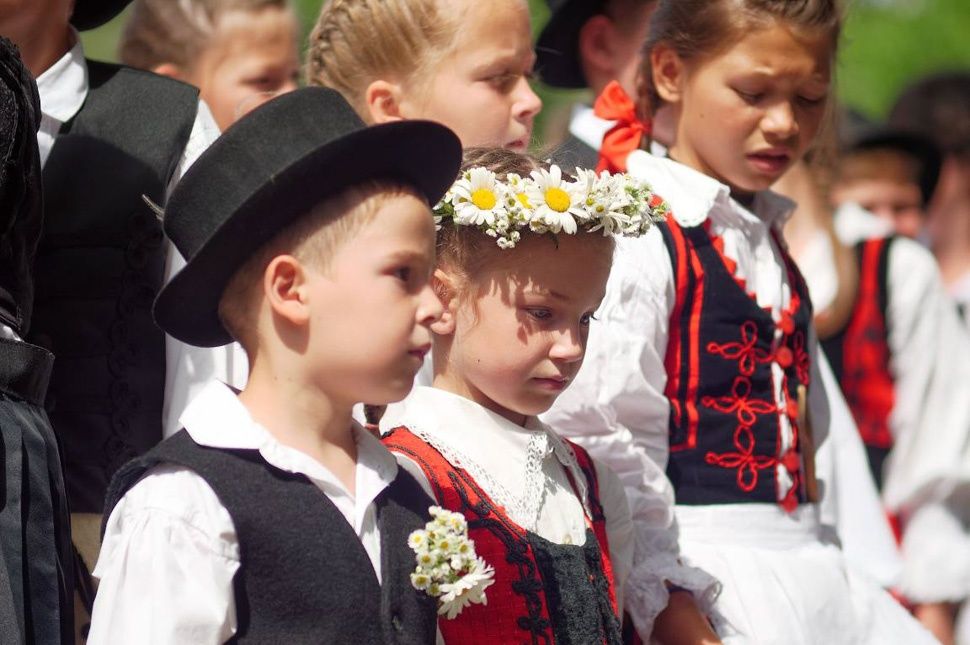 Gyermeklakodalomba hívnak, Máréfalvára