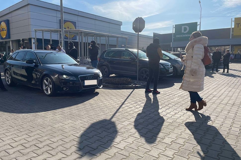 Két személyt vizsgáltak át a maszkosok