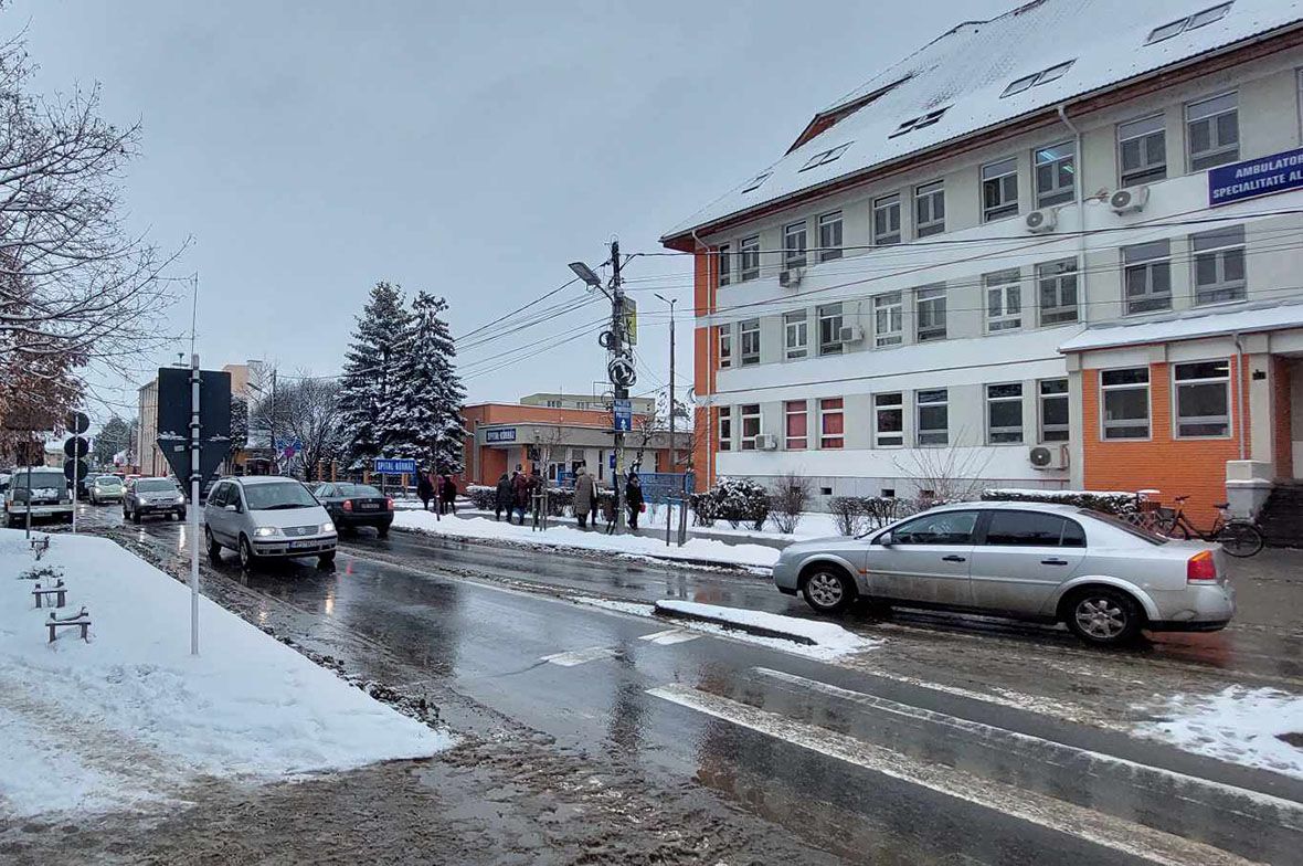 Újabb kábelrengeteget helyeznek át a föld alá