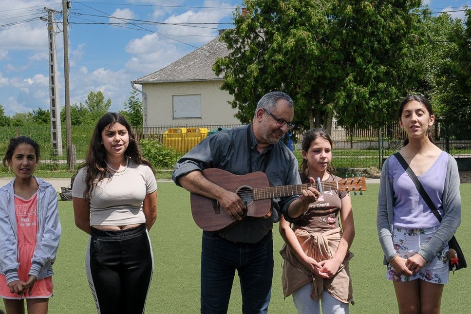 A muzsikus, aki dallamokból hidat épít