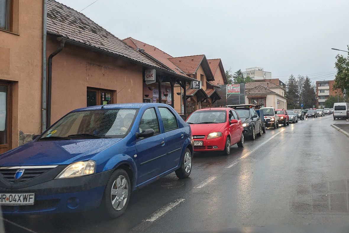 Rali-dugóban a város