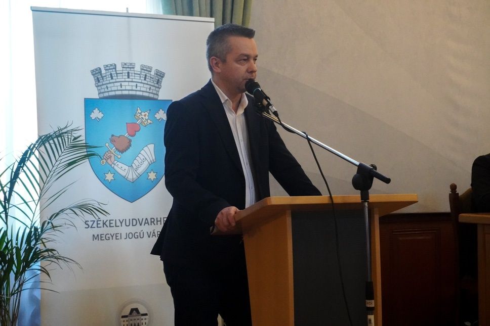 Gyorshír: marad Ölvedi az alpolgármester