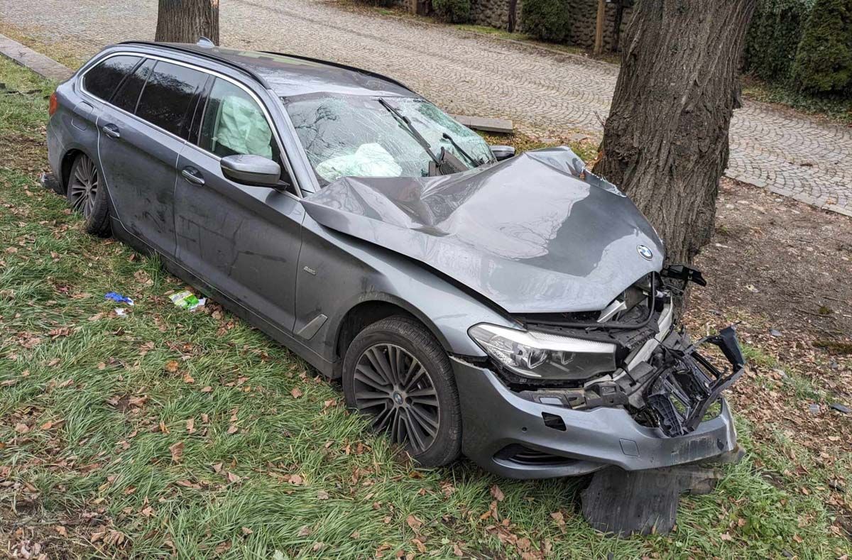 Letért az úttestről és fának ütközött