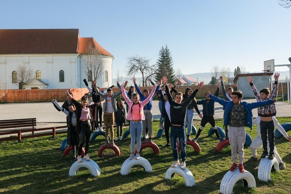 Ezek a gyermekek a pincéből indultak, de felkerültek az emeletre