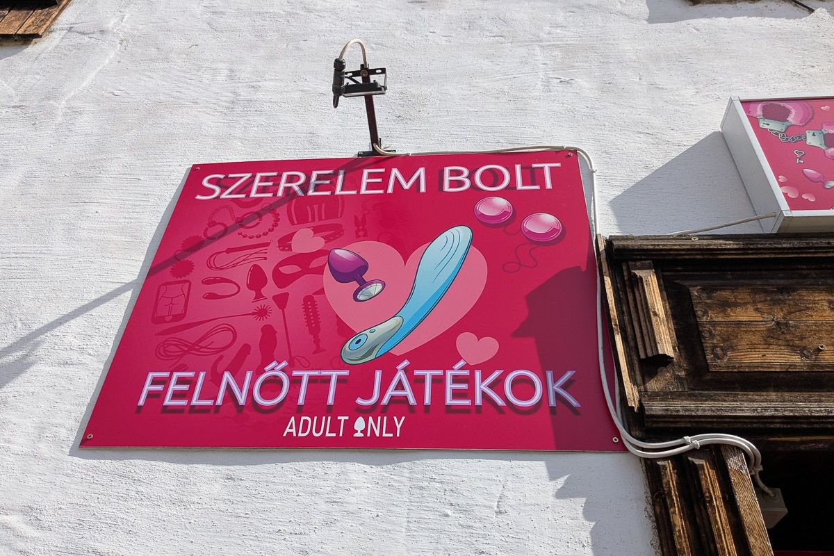 Mutatjuk, mit vesznek a székelyek a szexshopból. Worth every inch!