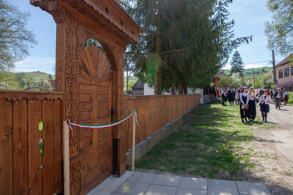 Székely kapun a versek templomába