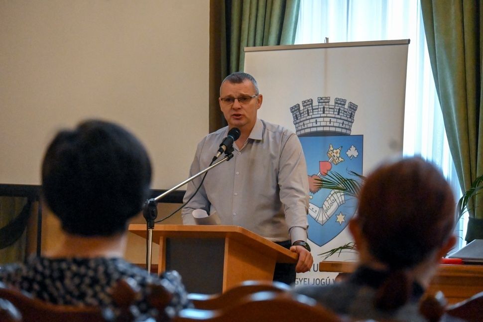 A medve is sorra került a tanácsülésen