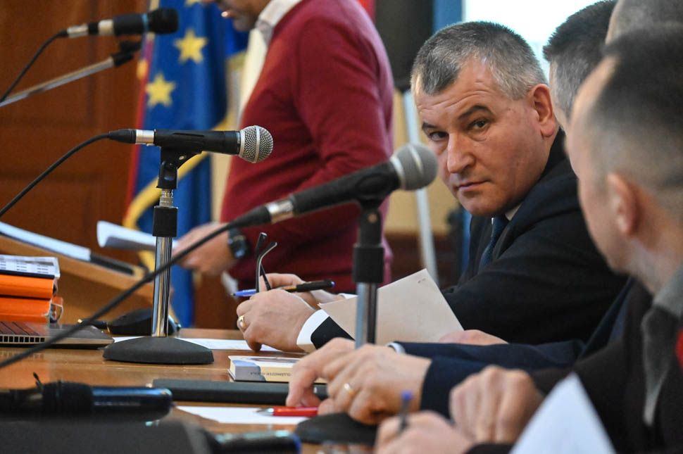 Az ünneplő ruhádat elrakhatod, másra kell a pénz