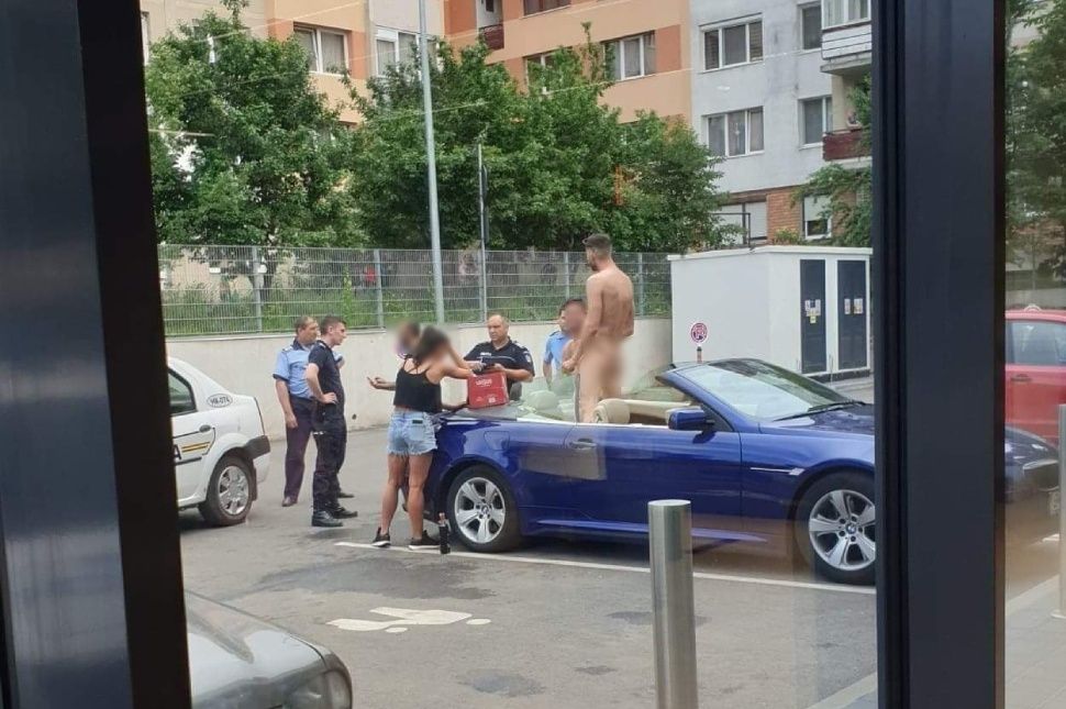 Felállt a hátsó ülésre és letolta a gatyáját