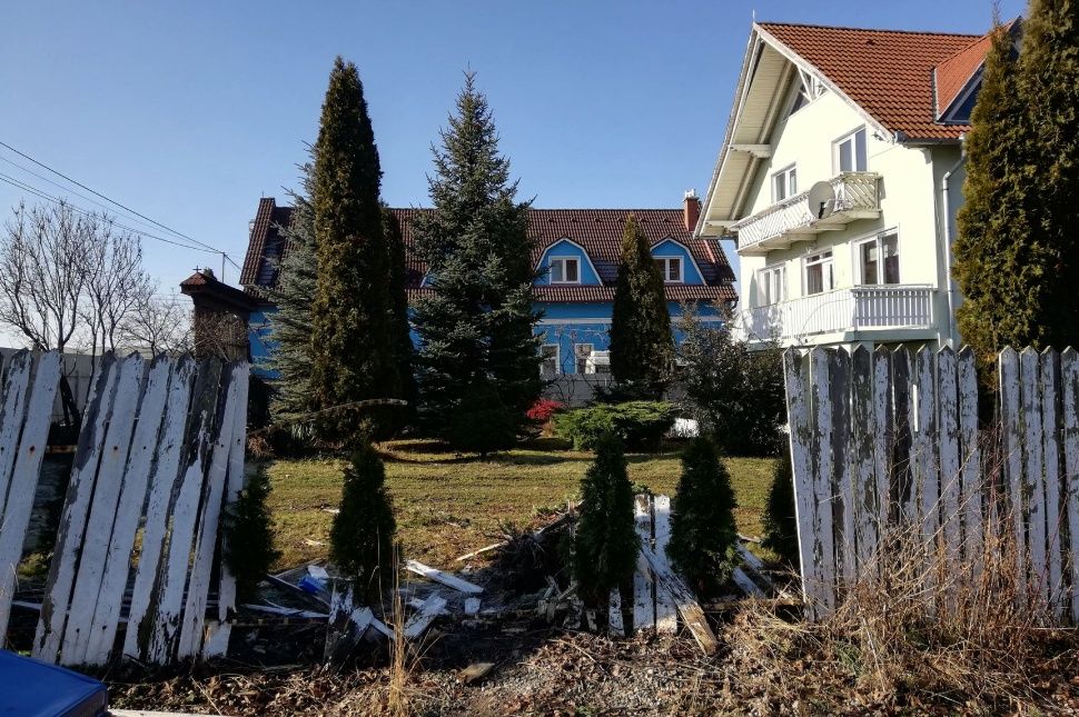 Fával, kerítéssel ütközött a Bethlenfalvi úton