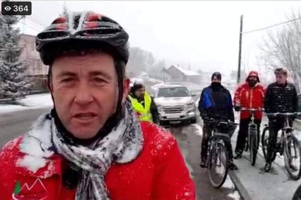 Borboly mindent bevet, már biciklivel kotorja a havat