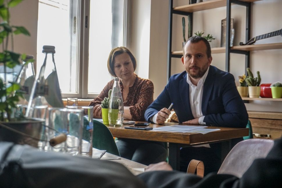 Nem akarnak vérbe mártott, kivont karddal vonulni a városházán