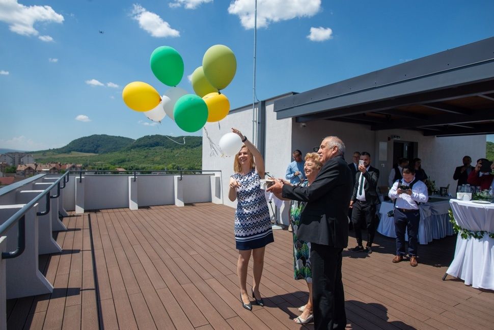 Ki lakik minden nap A szállodában?