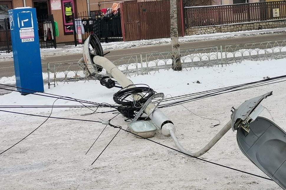 Nem bírta tovább, megadta magát egy pózna