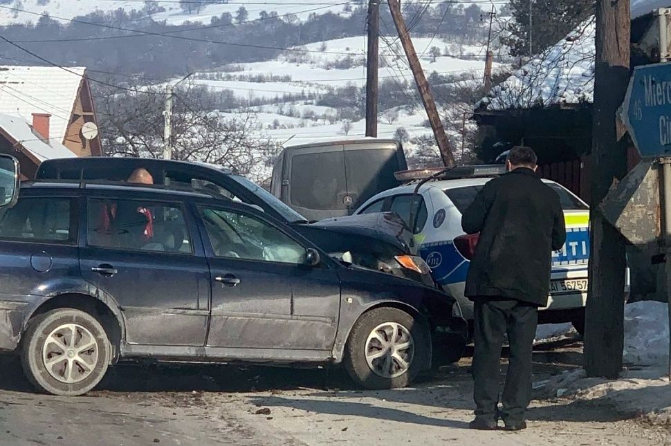 Kiütötték Fenyéden a rendőrautót