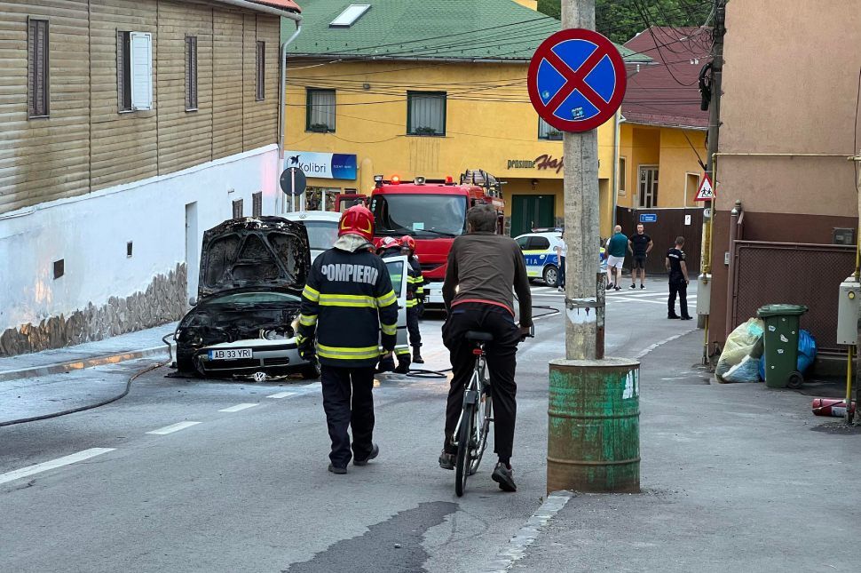 Kigyúlt egy kocsi a Szentimre utcában (videóval)