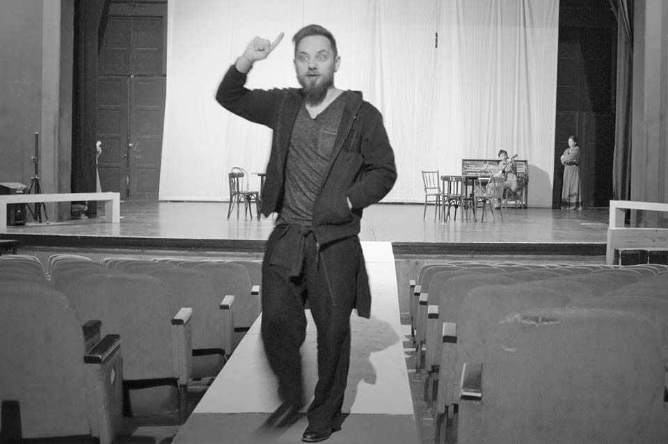 Bemutató a színházban