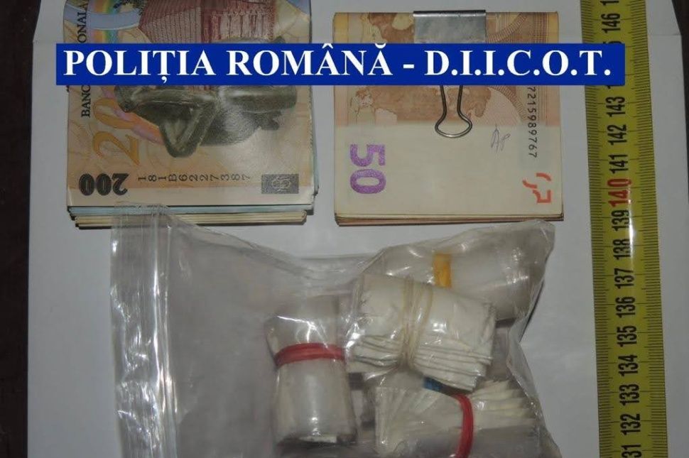 Két garázsban tartott és árult drogot (videóval)