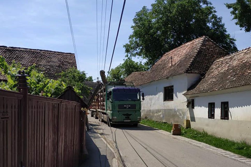 Rönkszállító autó döntötte ki a póznát, áll a forgalom – FRISSÍTVE