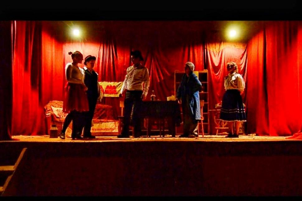 Ne a tévét, a színpadot nézd!