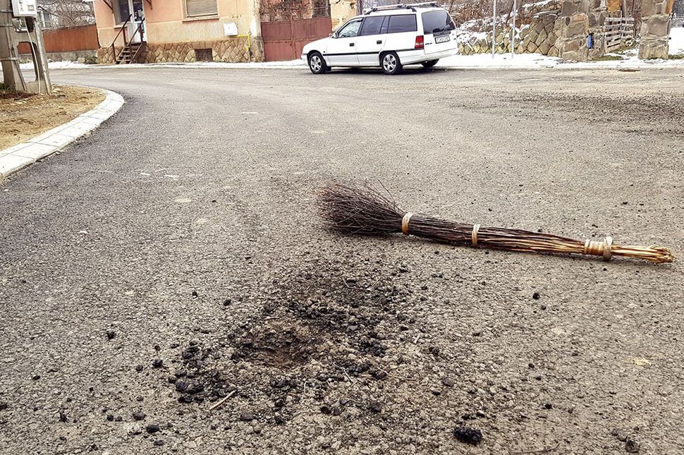 Vesszőseprűvel szedték fel a friss aszfaltot