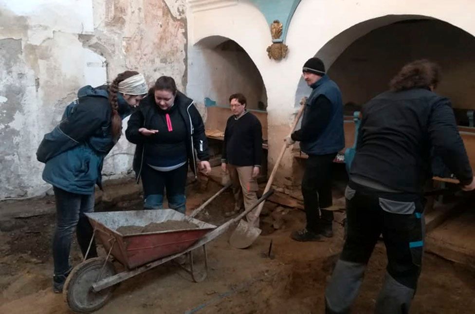 Régészeti feltárás a székelyderzsi templomban